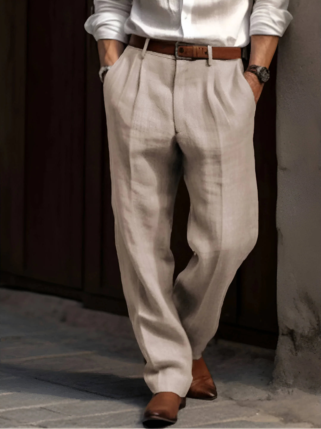 Men's pleated trousers in beige with elastic waist and relaxed straight leg fit