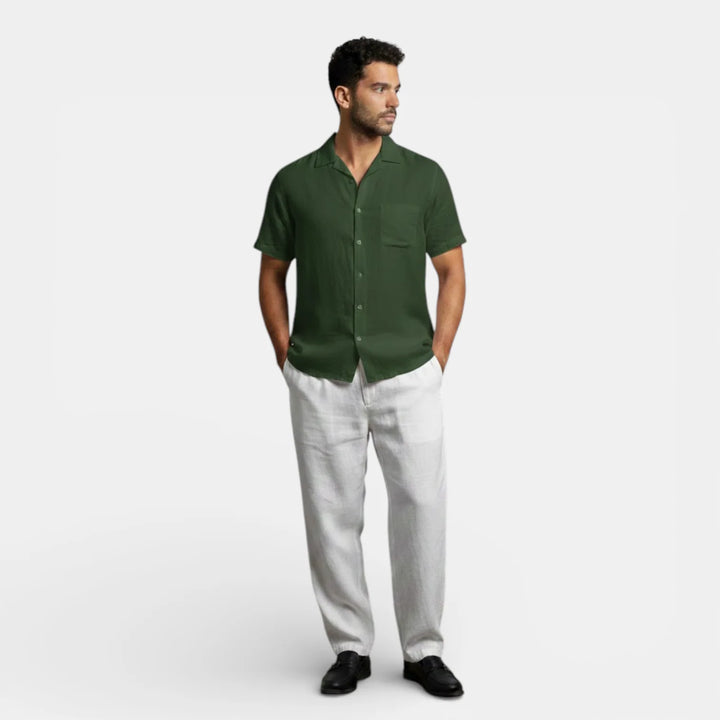 Men's relaxed fit short sleeve shirt with classic collar for warm weather occasions